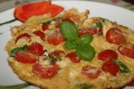 Omlet z pomidorami i bazylią